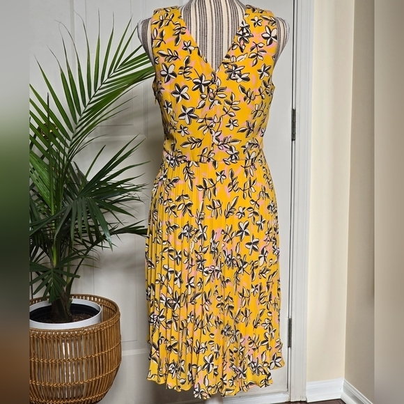 Banana Republic Women's Yellow Flower Pleated Dress Size 6 - Picture 5 of 6